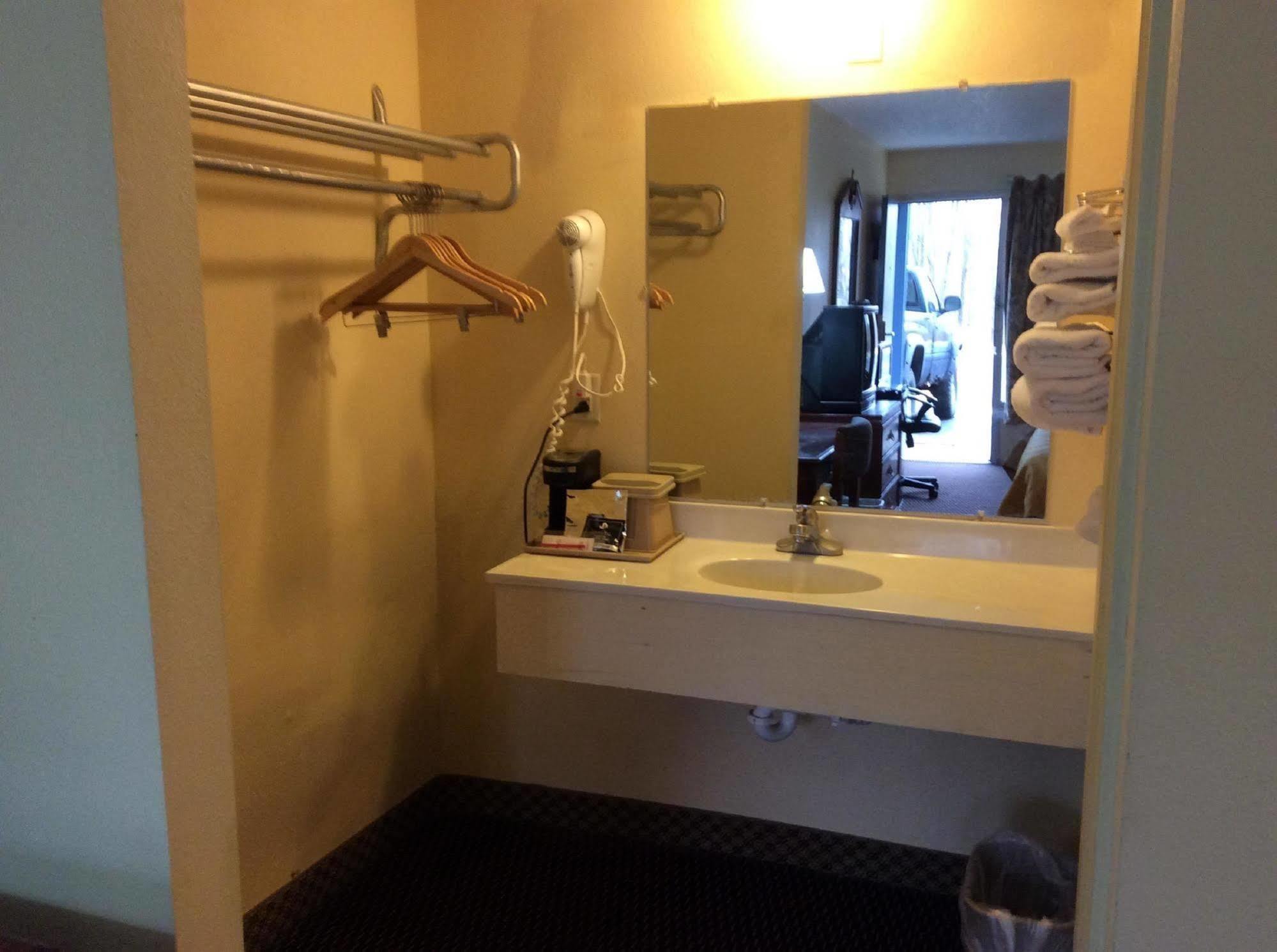Budget Inn Columbus East Экстерьер фото